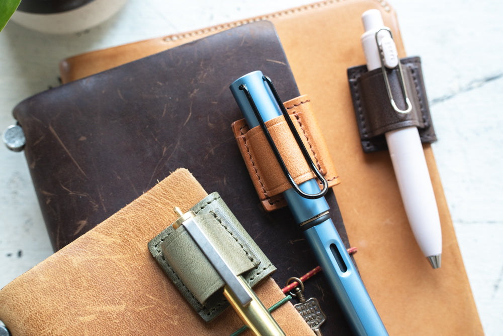 Magnetic Pen Clip / Pull-up leather