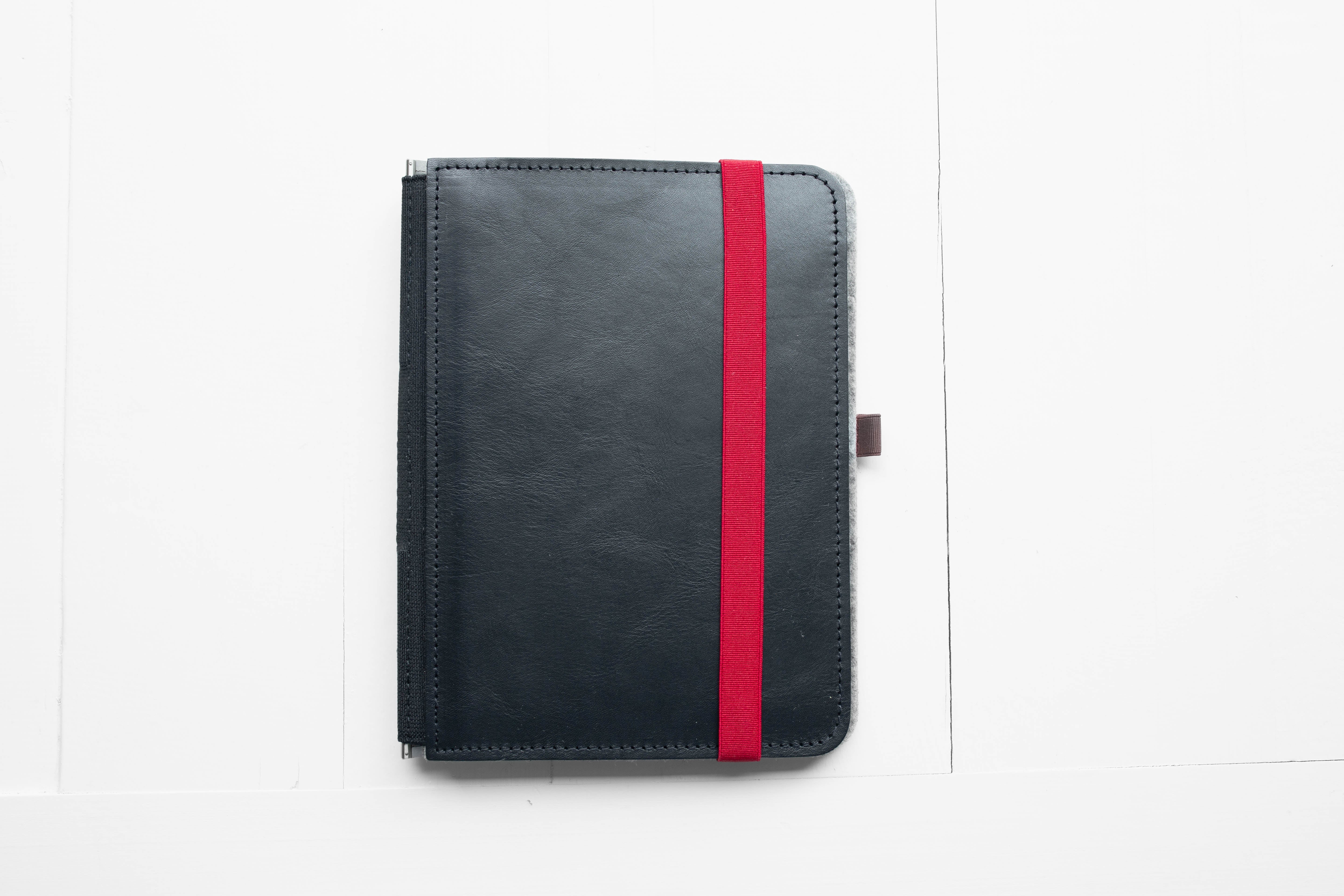 Taschenbegleiter LTD_022 - A5 Medium (Black/Light Grey/Red)