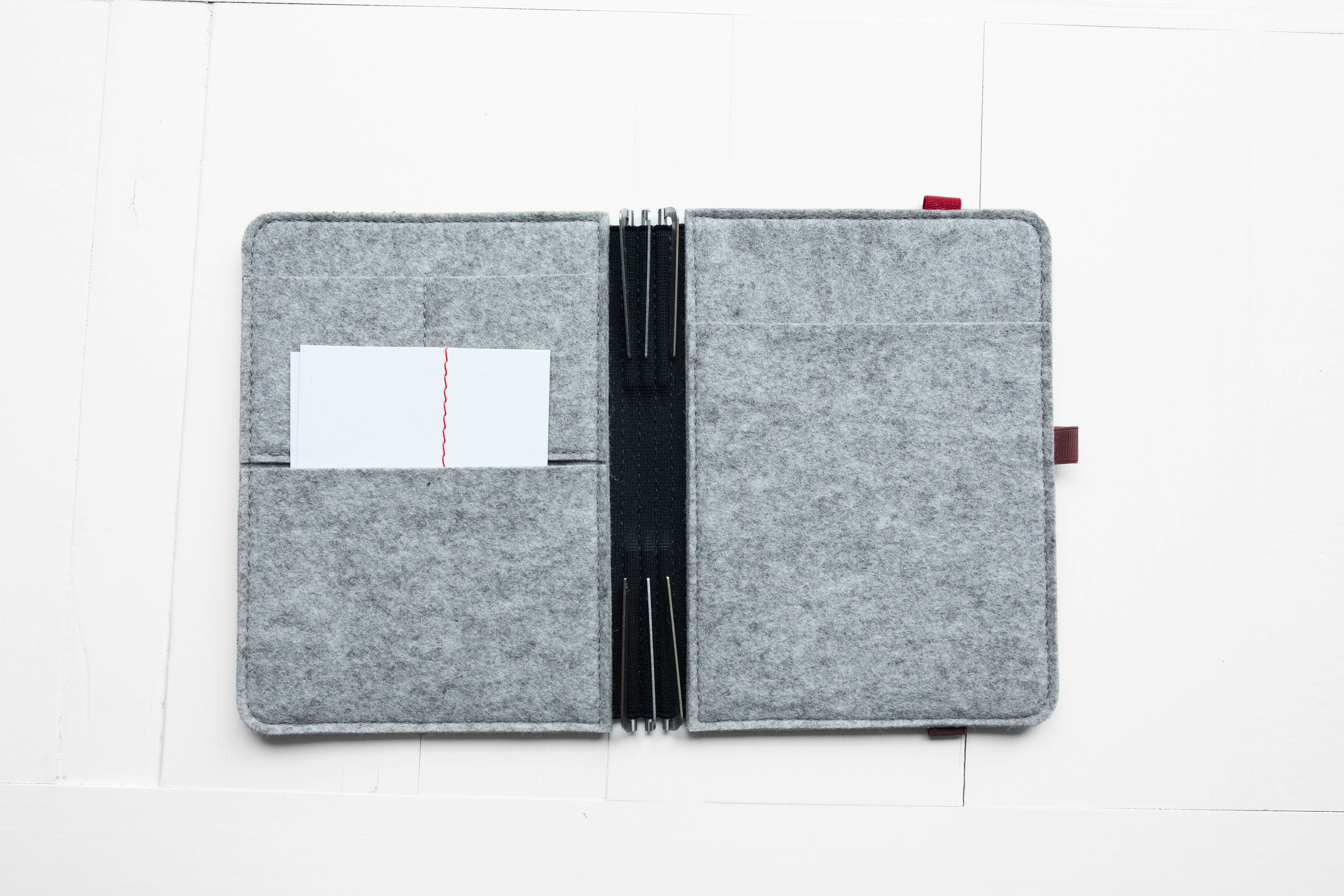 Taschenbegleiter LTD_022 - A5 Medium (Black/Light Grey/Red)