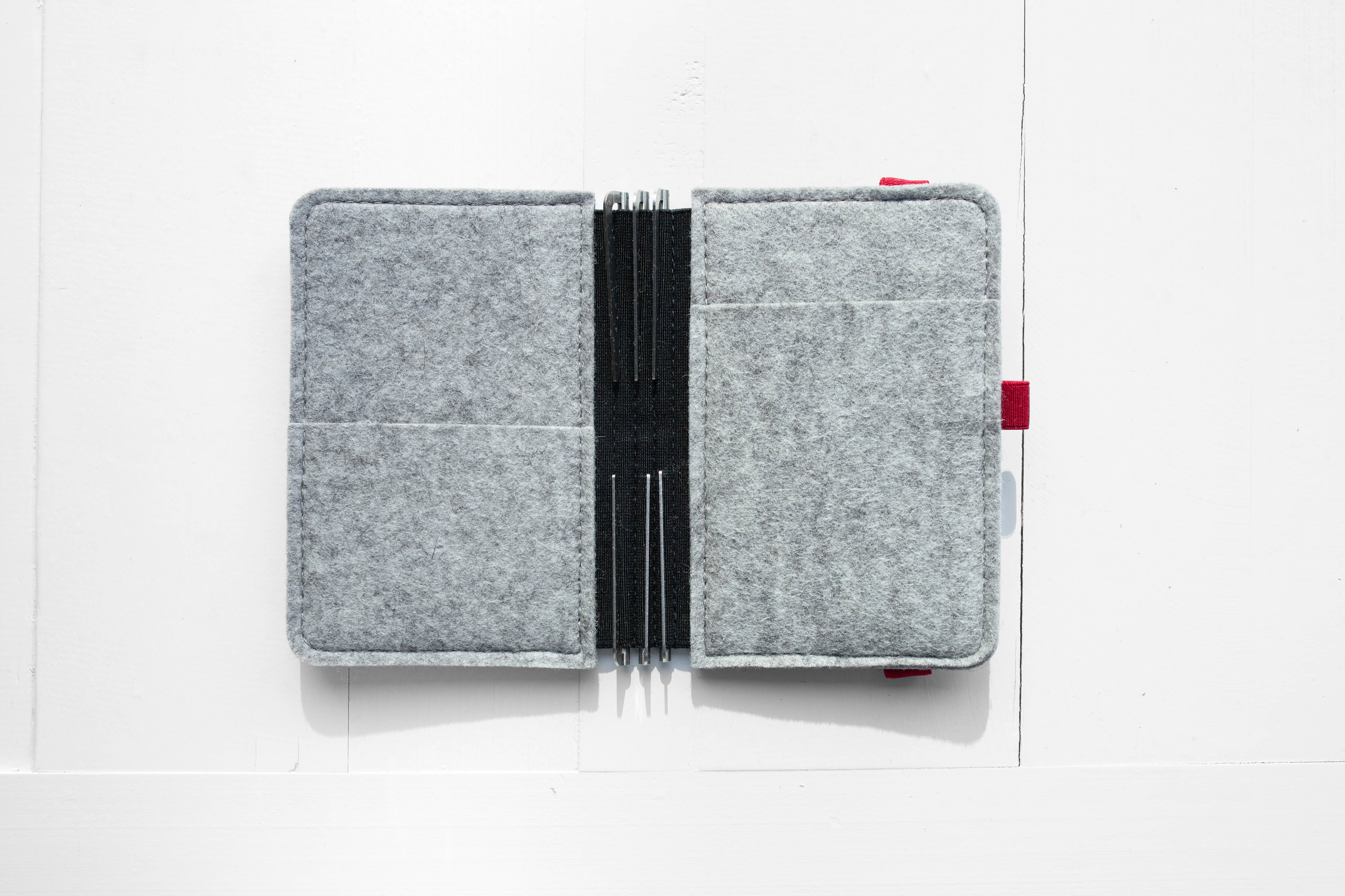 Taschenbegleiter BS_20 - A6 Small (Dark Brown/Light Grey/Red)
