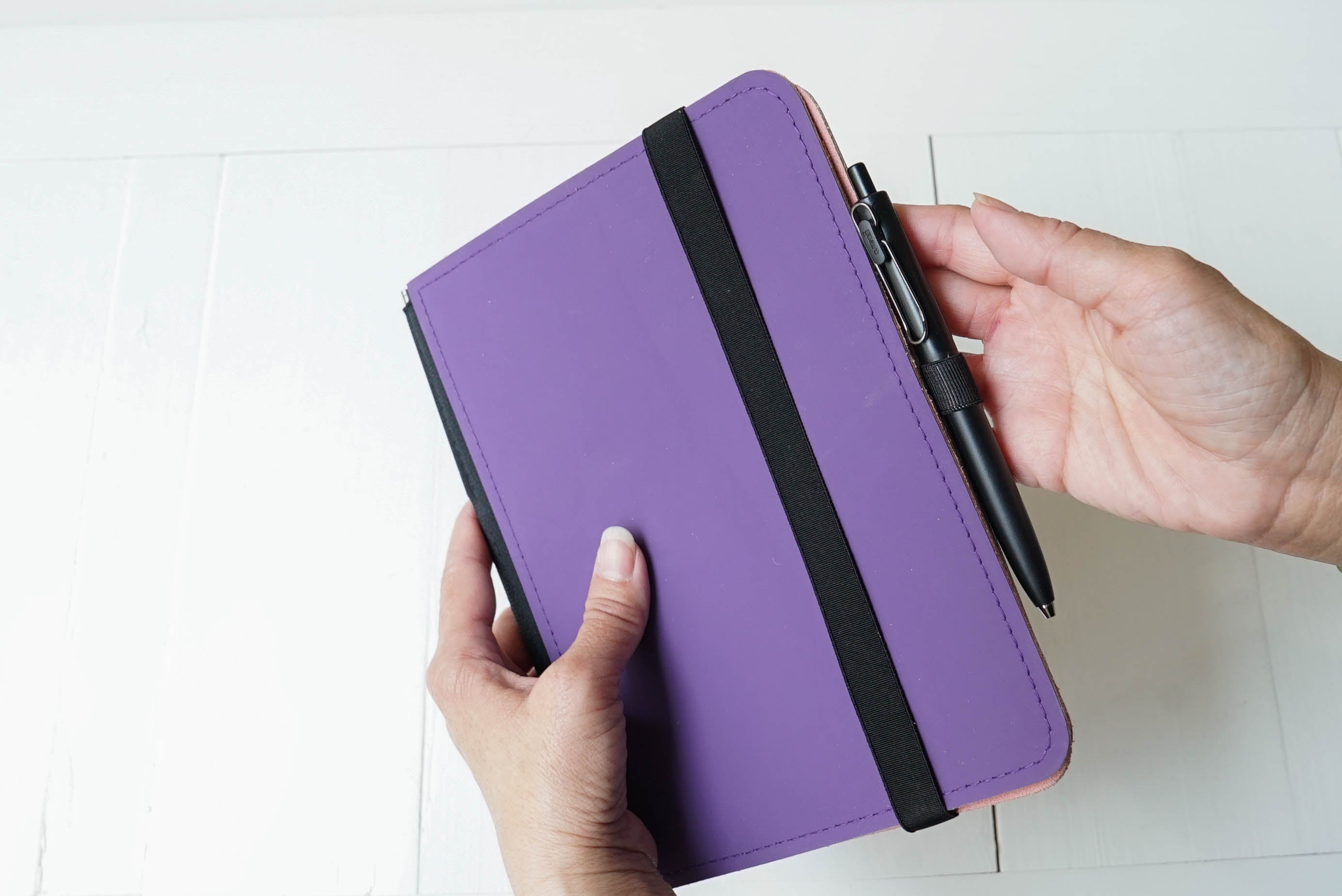 Taschenbegleiter DL 23 - A5 Medium (Purple/Antic rose/Black)