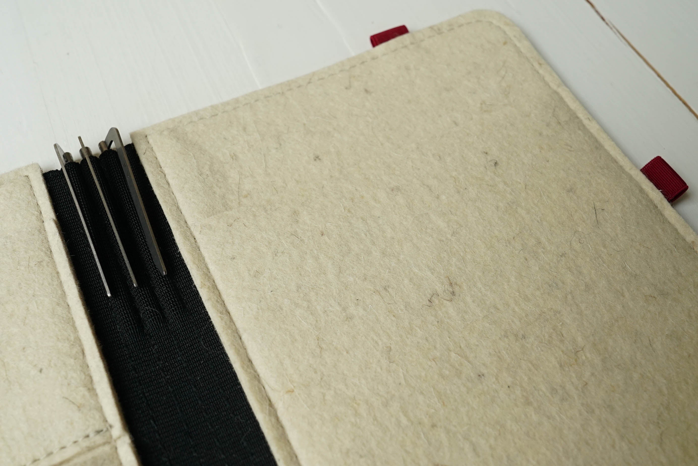 Taschenbegleiter LTD 036 - A5 Medium (Cognac/Raw white/Red)