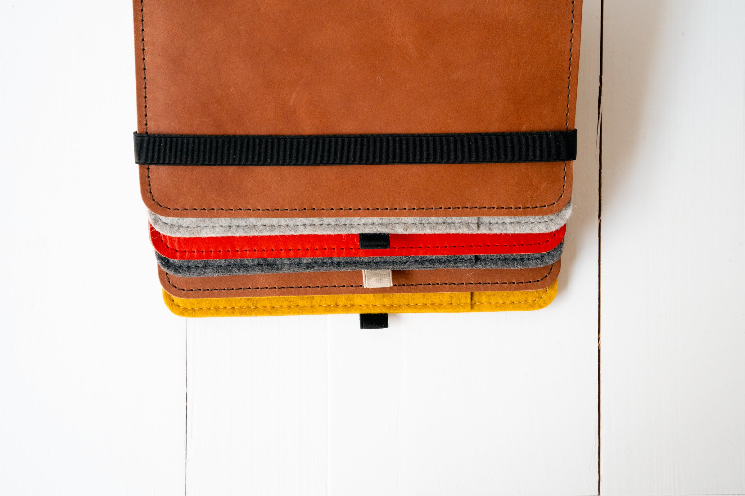 Taschenbegleiter BS 20 - A6 Small (Dark Brown/Light Gray/Red)