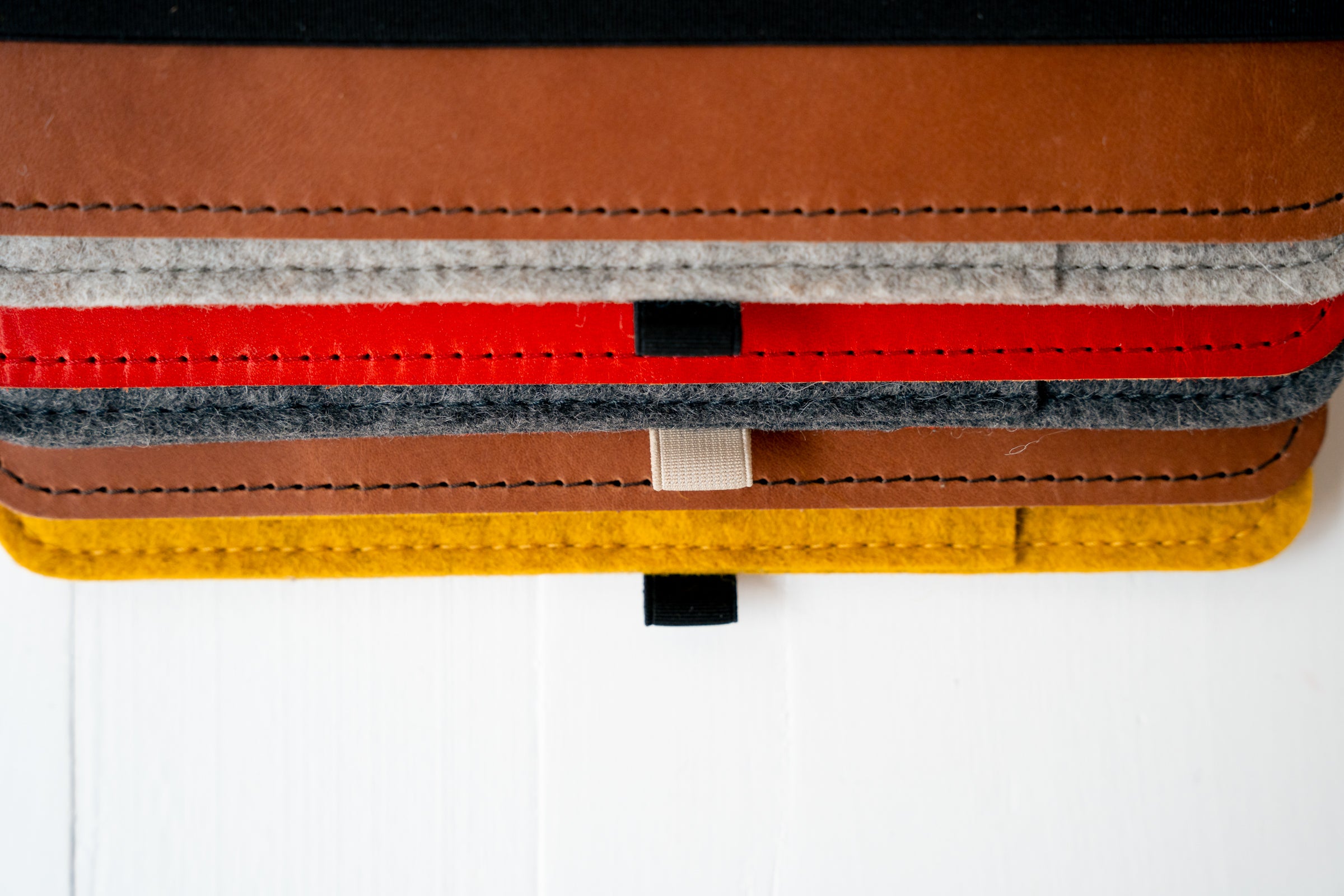 Taschenbegleiter BS 20 - A6 Small (Dark Brown/Light Gray/Red)