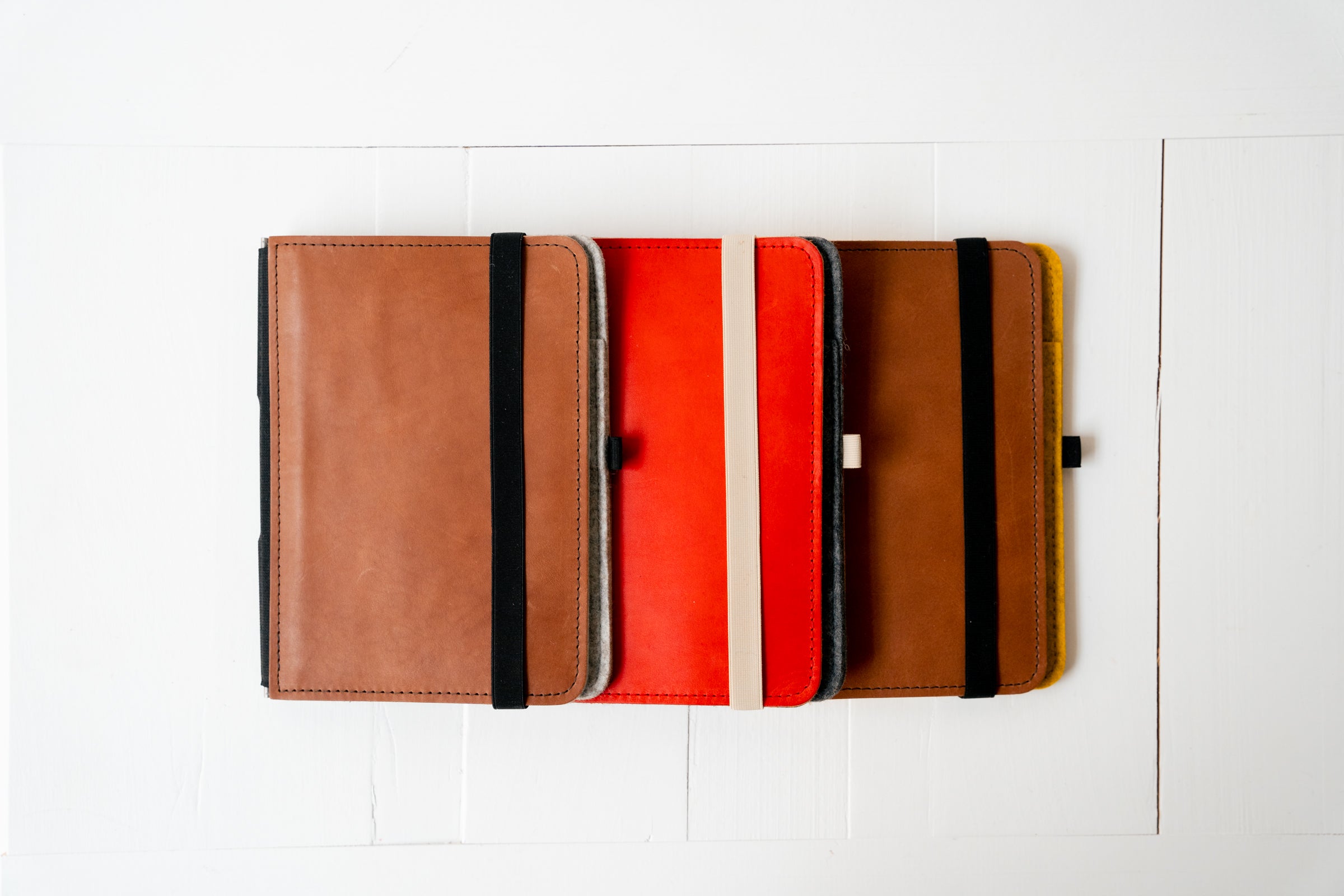 Taschenbegleiter BS 20 - A6 Small (Dark Brown/Light Gray/Red)